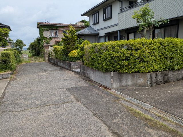 東金市藤下飛地　中古戸建の前面道路含む現地写真