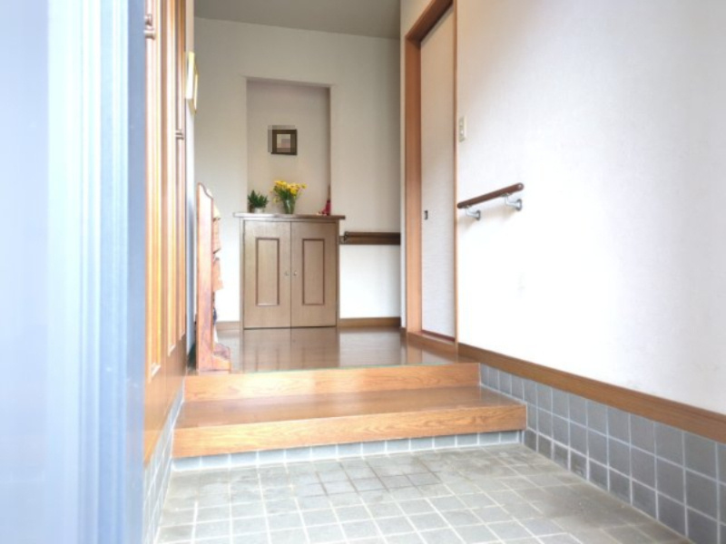 東金市藤下飛地　中古戸建の玄関|明るい玄関です