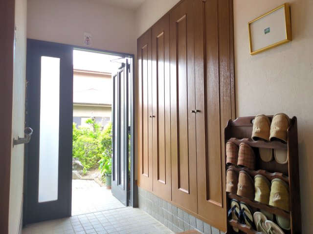 東金市藤下飛地　中古戸建の玄関|収納もある玄関です