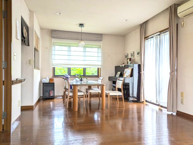 東金市藤下飛地　中古戸建の居間・リビング|ゆったり過ごせる居間です