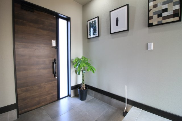 太田市粕川町中古戸建の玄関|玄関脇には約1帖の可動棚パントリーがあります。