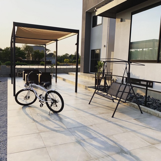 太田市粕川町中古戸建の庭|中庭は室内と同じ大判のタイルが敷き詰められています。