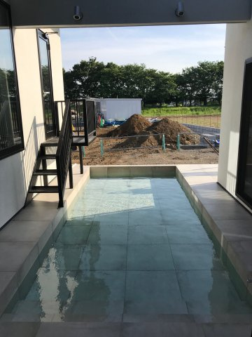 太田市粕川町中古戸建のその他|中庭にはプールもあり、どの部屋からも入ることができます。