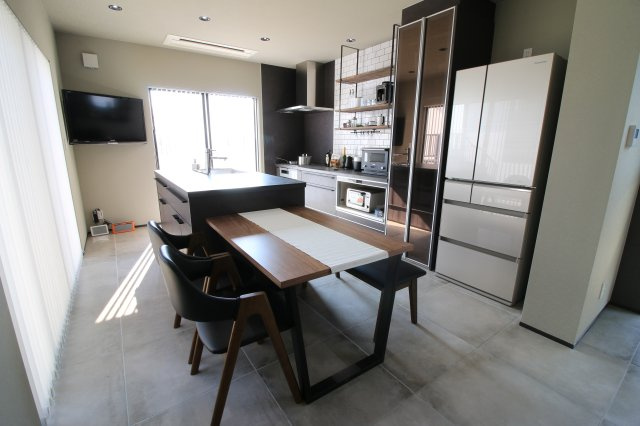 太田市粕川町中古戸建のキッチン|背面型キッチンにはIH調理器・アイランド型キッチンには水道が設備してありとても使いやすいです。