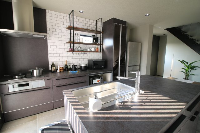 太田市粕川町中古戸建のキッチン|キッチンカウンターはセラミックトップを使用しており熱に強く、傷にも強いです。