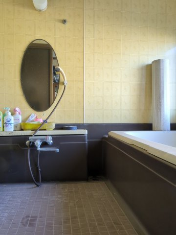 山武市成東　中古戸建の浴室|1階トイレ