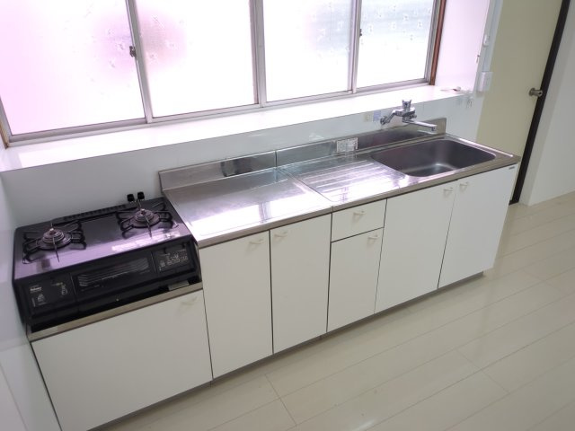 大網白里市永田　事務所付中古戸建のキッチン|コンパクトなキッチンで掃除もラクラク