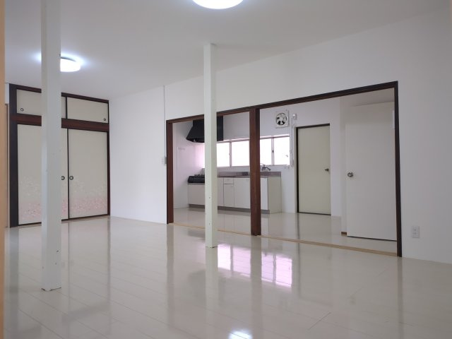 大網白里市永田　事務所付中古戸建の居間・リビング|使いやすいリビングです