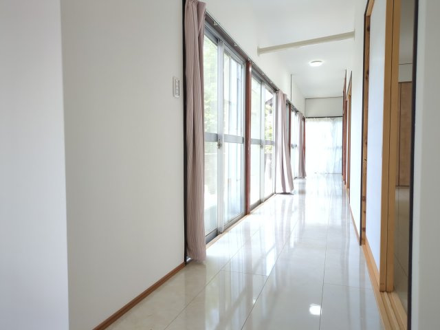 大網白里市永田　事務所付中古戸建の内装|明るい色調の室内です