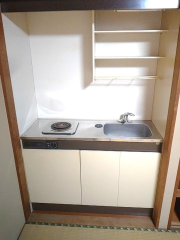 東金市松之郷　中古戸建のキッチン|1階和室はミニキッチン付きです