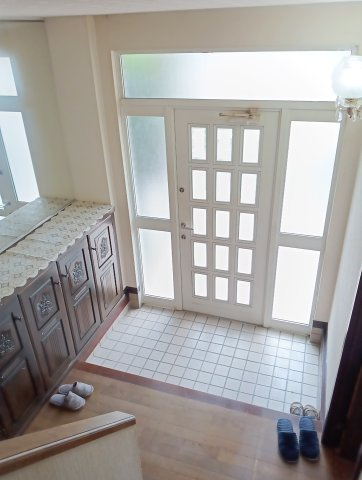 東金市松之郷　中古戸建の玄関|明るい玄関です