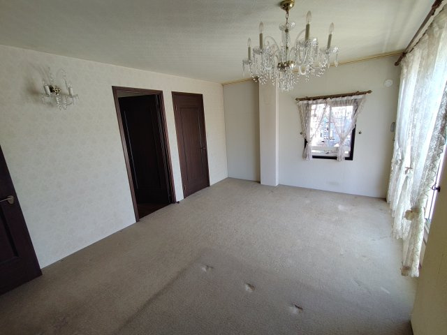 東金市松之郷　中古戸建の洋室|落ち着いた色調の洋室です