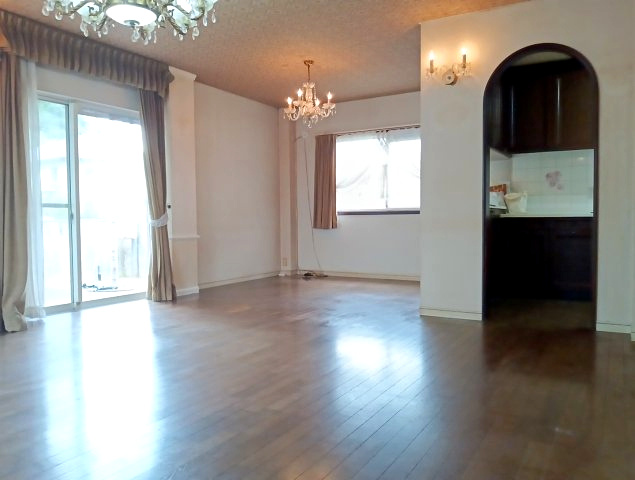 東金市松之郷　中古戸建の居間・リビング|使いやすい居間です