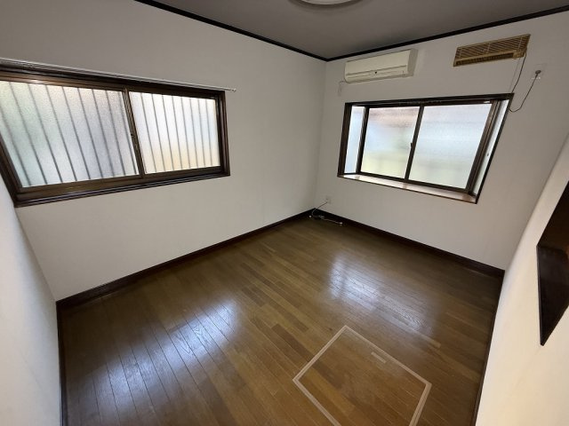 東坊城町戸建ての洋室