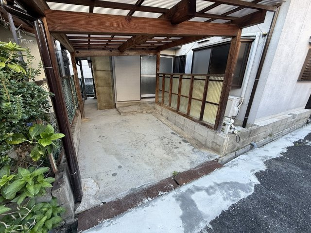 東坊城町戸建ての駐車場