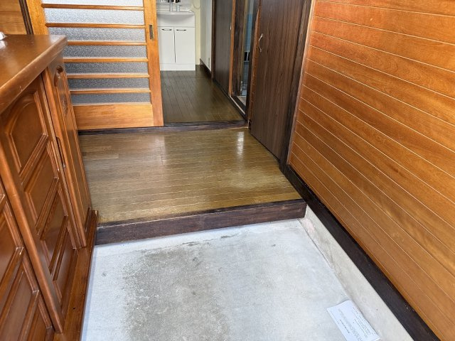 東坊城町戸建ての玄関