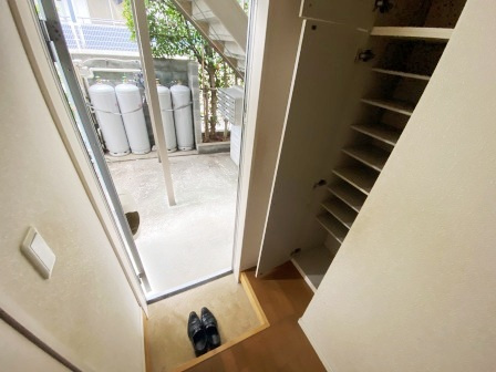 さいたま市桜区西堀１丁目のアパートの玄関