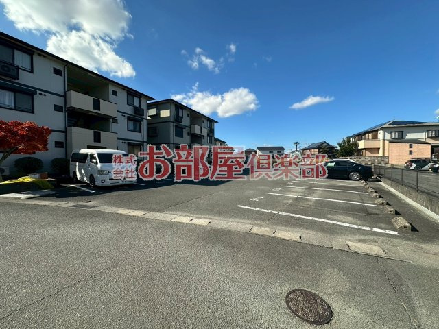 セジュール未来Ⅱ A棟の駐車場|車をお持ちの方に嬉しい駐車場付きの物件です