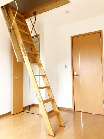 千葉市稲毛区宮野木町戸建③の内装|明るい室内です