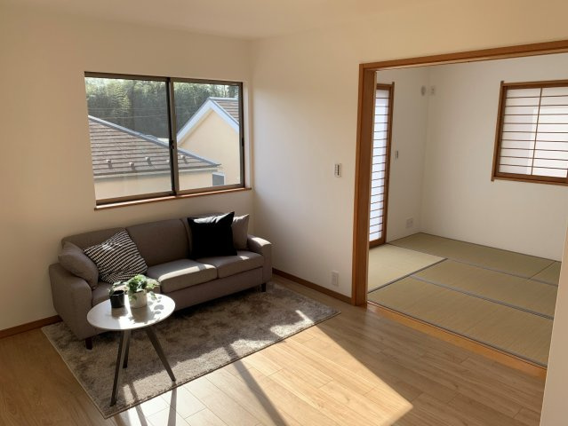 千葉市稲毛区宮野木町戸建③の居間・リビング|ゆったりとした居間です