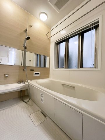 千葉市美浜区稲毛海岸五丁目戸建の浴室|コンパクトで使いやすいお風呂です