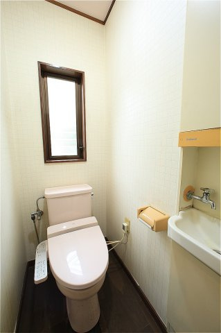 群馬県前橋市川原町　中古戸建のトイレ|コンパクトで使いやすいトイレです