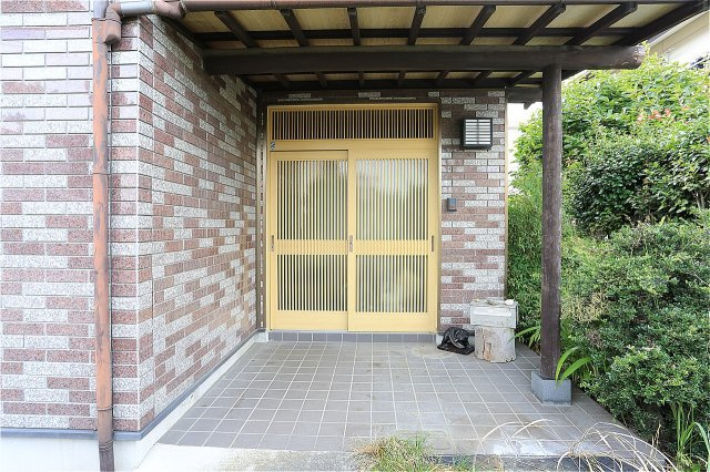 群馬県前橋市川原町　中古戸建の玄関|雨に濡れずに入れる玄関です