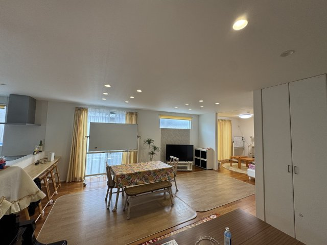 -三丁目不動産-　本庄市柏　注文住宅　オール電化の居間・リビング|使いやすい居間です