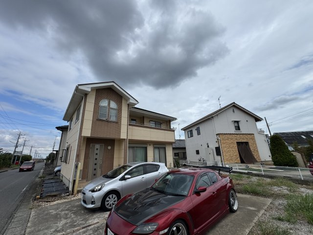 -三丁目不動産- 深谷市人見　吹き抜けのあるお家の駐車場|駐車場の用意があります