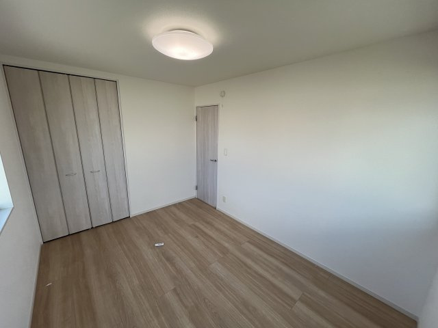 安養寺町　中古戸建ての洋室|落ち着いた色調の洋室です