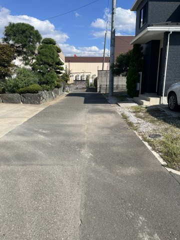安養寺町　中古戸建ての前面道路含む現地写真