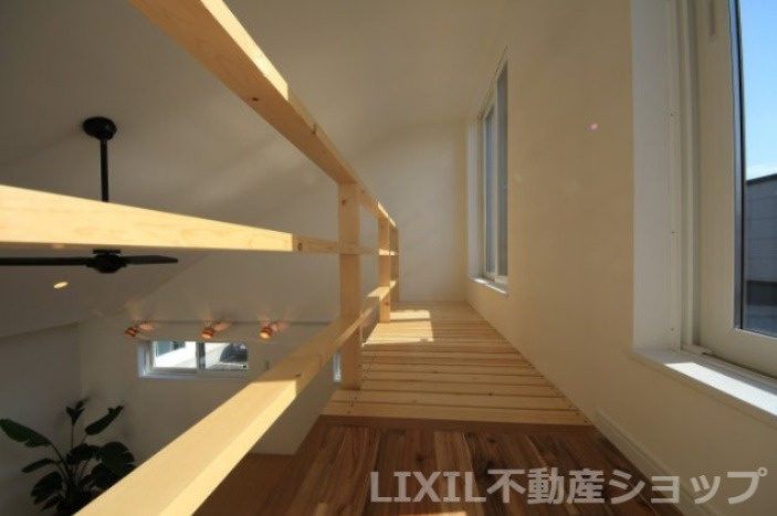 アウトドア×お家の内装|明るい色調の室内です