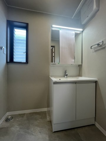 世田谷区南烏山一丁目戸建の独立洗面台|独立洗面台、朝の身支度には欠かせません