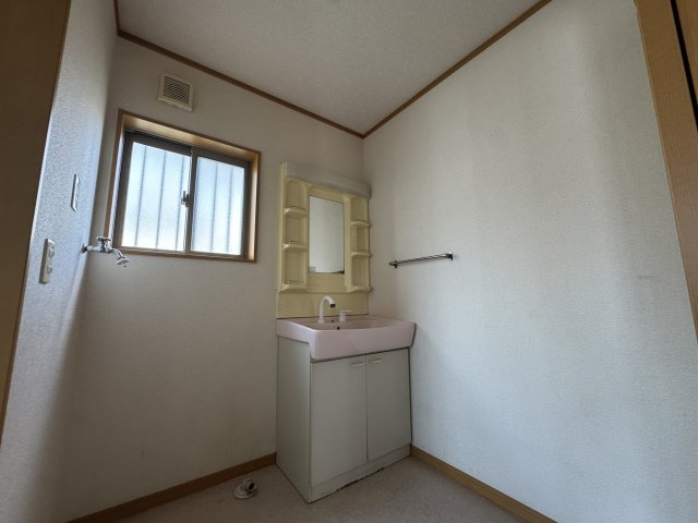 －三丁目不動産-　熊谷市新島　平成18年駐車3台の独立洗面台|独立洗面台あり、毎朝おしゃれに忙しい女性の方におすすめです