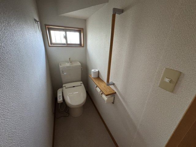 －三丁目不動産-　熊谷市新島　平成18年駐車3台のトイレ|ゆったりとした空間のトイレです