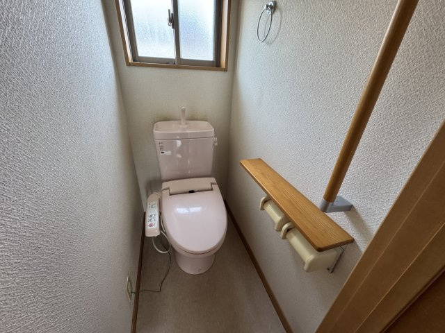 －三丁目不動産-　熊谷市新島　平成18年駐車3台のトイレ|ゆったりとした空間のトイレです