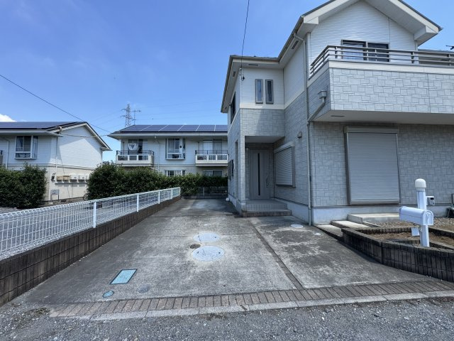 －三丁目不動産-　熊谷市新島　平成18年駐車3台の駐車場|駐車場です