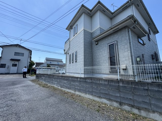 －三丁目不動産-　熊谷市新島　平成18年駐車3台の前面道路含む現地写真