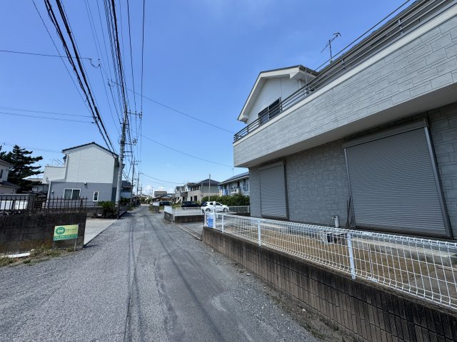 －三丁目不動産-　熊谷市新島　平成18年駐車3台の前面道路含む現地写真