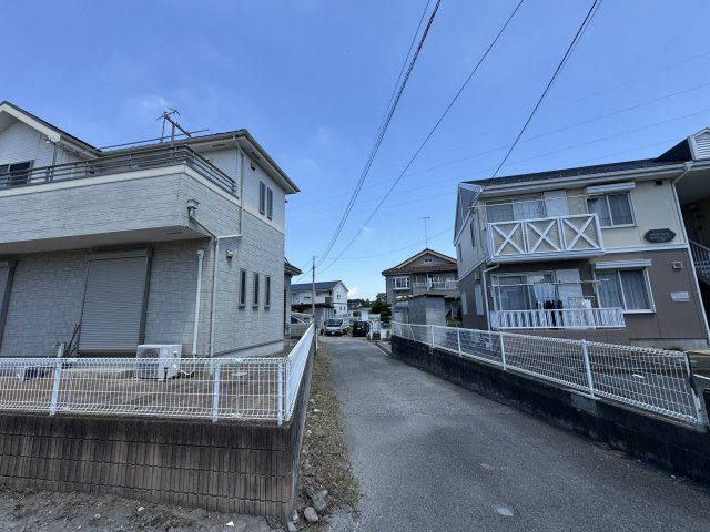 －三丁目不動産-　熊谷市新島　平成18年駐車3台の前面道路含む現地写真