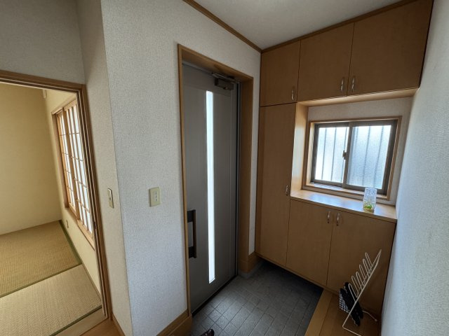 －三丁目不動産-　熊谷市新島　平成18年駐車3台の玄関|シンプルで使いやすい玄関です