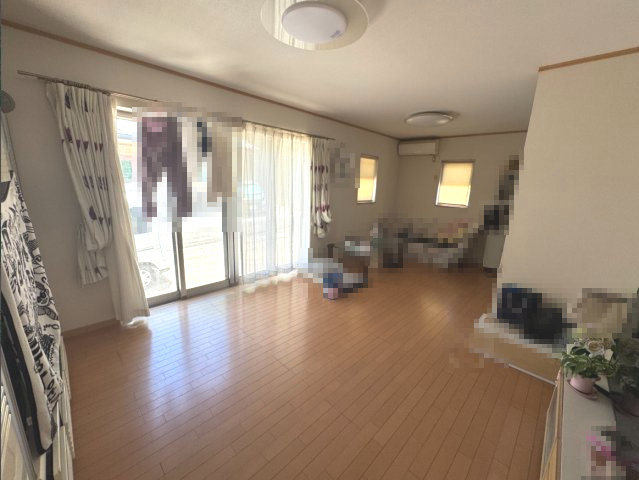 三浦市初声町　中古戸建の居間・リビング|リビングです