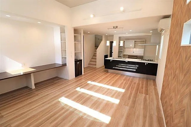 西岡本4丁目貸家の居間・リビング