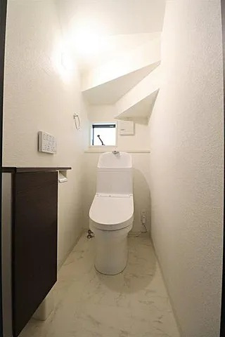 西岡本4丁目貸家のトイレ