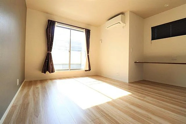 西岡本4丁目貸家の居間・リビング