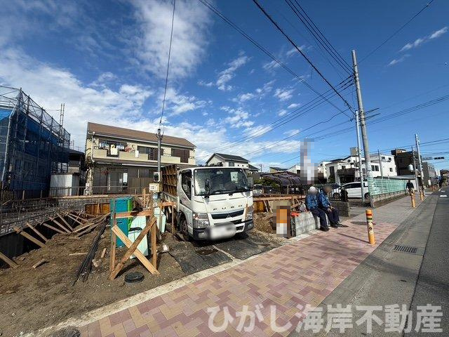 茅ヶ崎市若松町　新築戸建　全2棟　の前面道路含む現地写真|10月27日撮影　建築中　現地外観