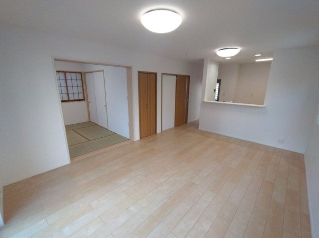 千葉市稲毛区園生町戸建の居間・リビング|リビングです