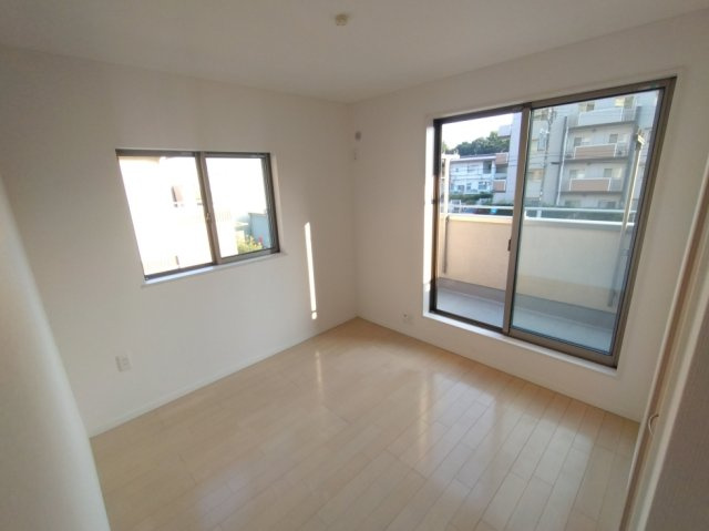 千葉市稲毛区園生町戸建の洋室|広々とした洋室です