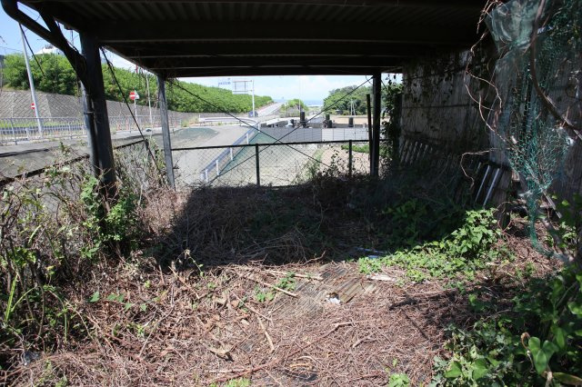群馬県前橋市日輪寺町 中古戸建の洋室|ガレージ横の階段です
