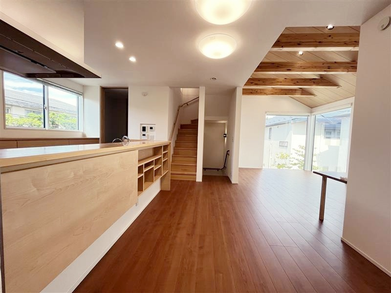 フジサワシツジドウヒガシカイガンコダテの居間・リビング|リビングです